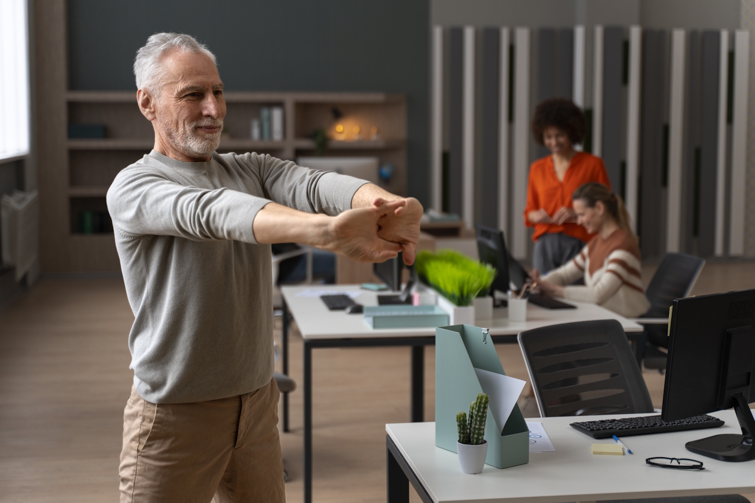 Salarié qui pratique le mouvement au travail pour réduire les TMS