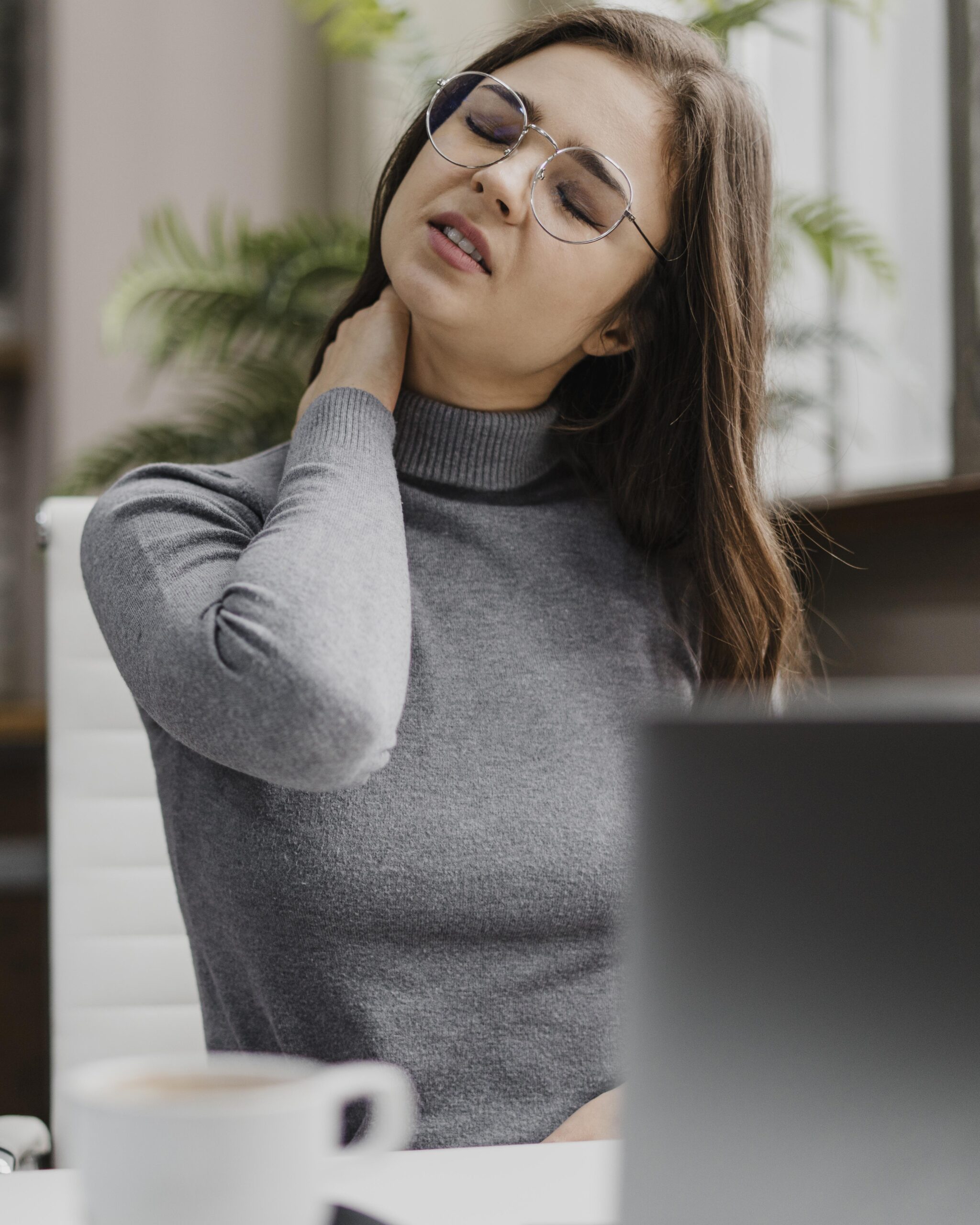 Femme souffrant de TMS au travail